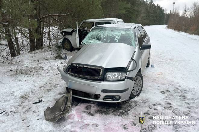 На Шепетівщині «лоб в лоб» зіткнулись два автомобілі: водіїв ушпиталили