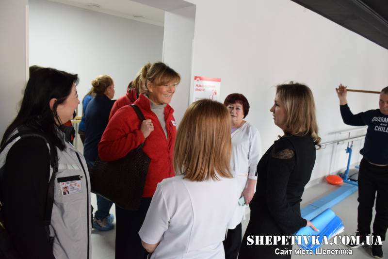 Делегація Норвезького Червоного Хреста знову оглядали реабілітаційне відділення шепетівської лікарні