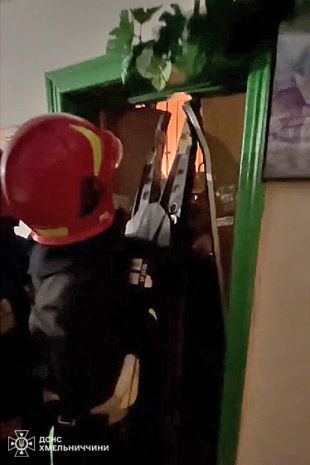 У Шепетівці надзвичайники допомогли дитині вибратися з ліфта