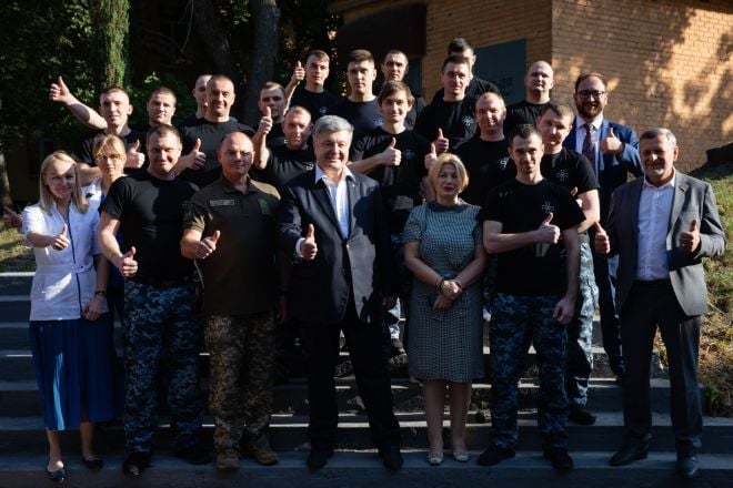 Сергій Цибізов та інші звільнені моряки зустрілись також з Петром Порошенко