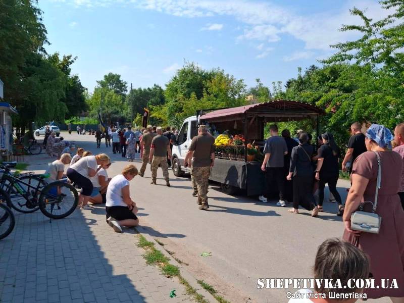 На щиті повернувся до рідного дому: на Шепетівщині прощались із захисником Миколою Водзінським