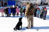 У Нетішині місцеві школярі дізнались, як працюють поліцейські службові собаки