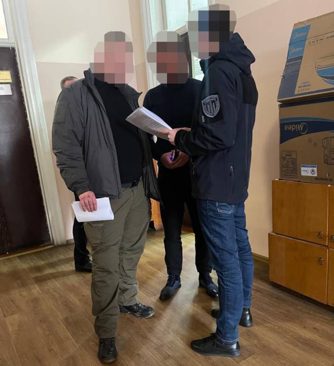 Після перевірки документів чоловік отримав переломи: ДБР повідомило про підозру правоохоронцю