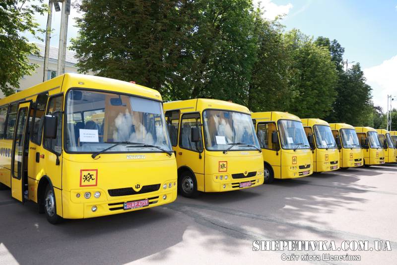Чотирьом громадам Шепетівщини передали сучасні шкільні автобуси