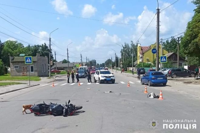 У Шепетівці неповно­літ­ній на мотоциклі збив двох хлопчиків: за життя одного з них борються медики