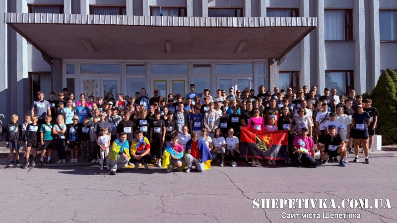 У Шепетівці та 18 громадах району відбувся Всеукраїнський забіг «Шаную Воїнів, біжу за Героїв України»