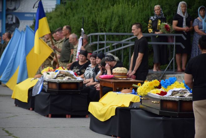 Андрій Хмелюк та Роман Тарасюк: одразу з двома мужніми Захисниками прощалася Шепетівська громада