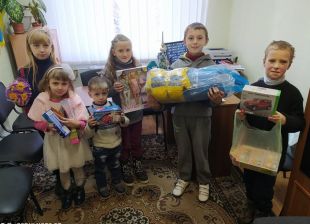 У обласному центрі збирали подарунки для шепетівських дітлахів