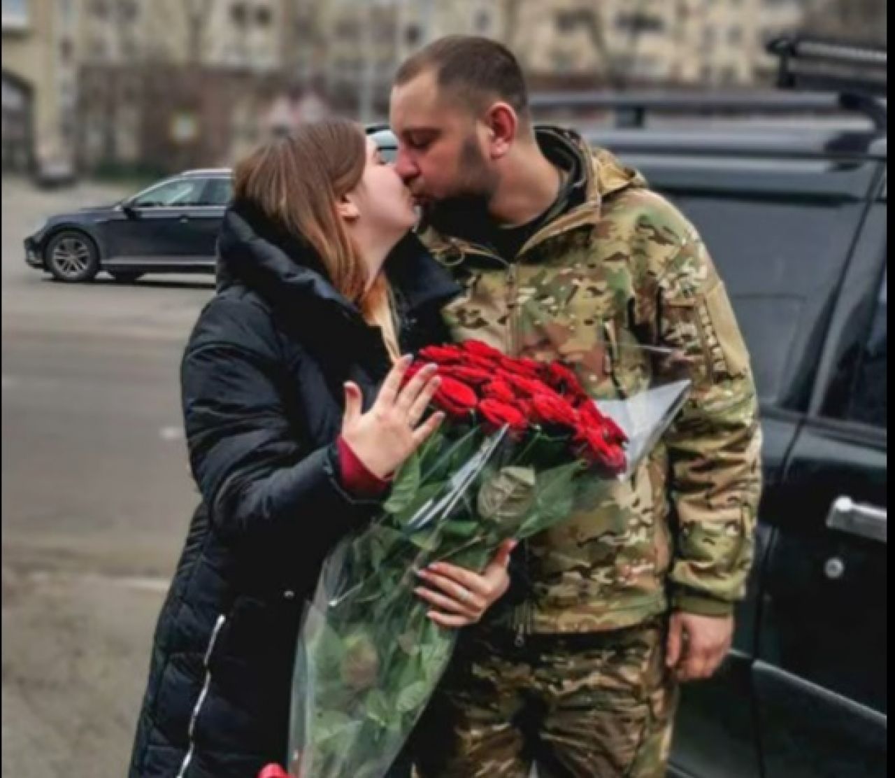 Офіцеру з Шепетівщини довелось робити пропозицію коханій аж у Харкові