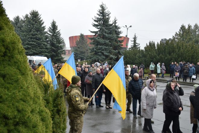 Повернувся на щиті: у Шепетівці попрощалися із солдатом Андрієм Кравчуком