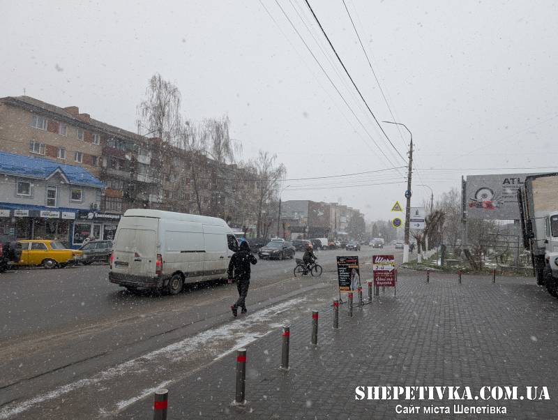 На Шепетівщині завірюха лишила без світла більше десятка сіл: що прогнозують на завтра