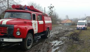 Рятувальники витягували автомобіль швидкої допомоги із болота