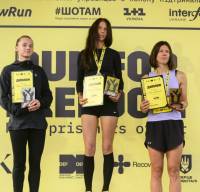 Шепетівчанка Вікторія Булік ліворуч