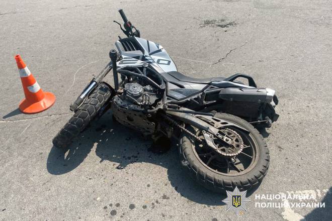 Мотоцикліст та його пасажирка потрапили до лікарні внаслідок зіткнення з автомобілем