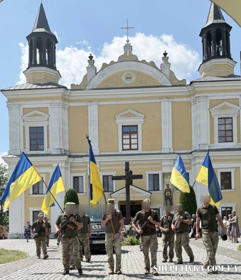 Понад рік очікування: у Полонській громаді попрощалися із загиблим захисником Олегом Бурчем