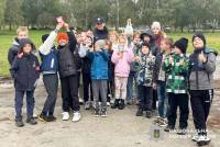 Школярі Полонного передали гостинці безпритульним тваринам Славути