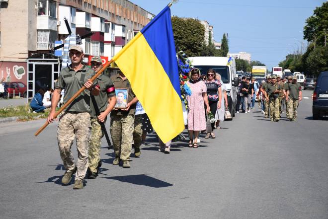Шепетівська громада попрощалася із Захисником України Олександром Романовим
