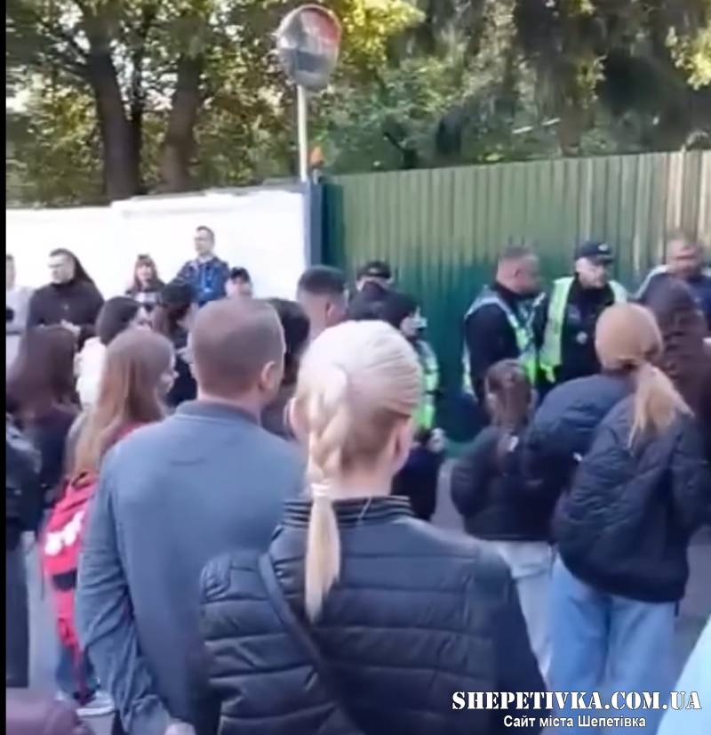 Мітинг під ТЦК у Хмельницькому: батьки протестують через мобілізацію тренера з акробатики