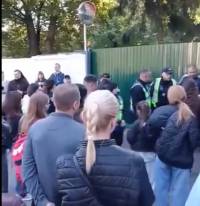 Мітинг під ТЦК у Хмельницькому: батьки протестують через мобілізацію тренера з акробатики