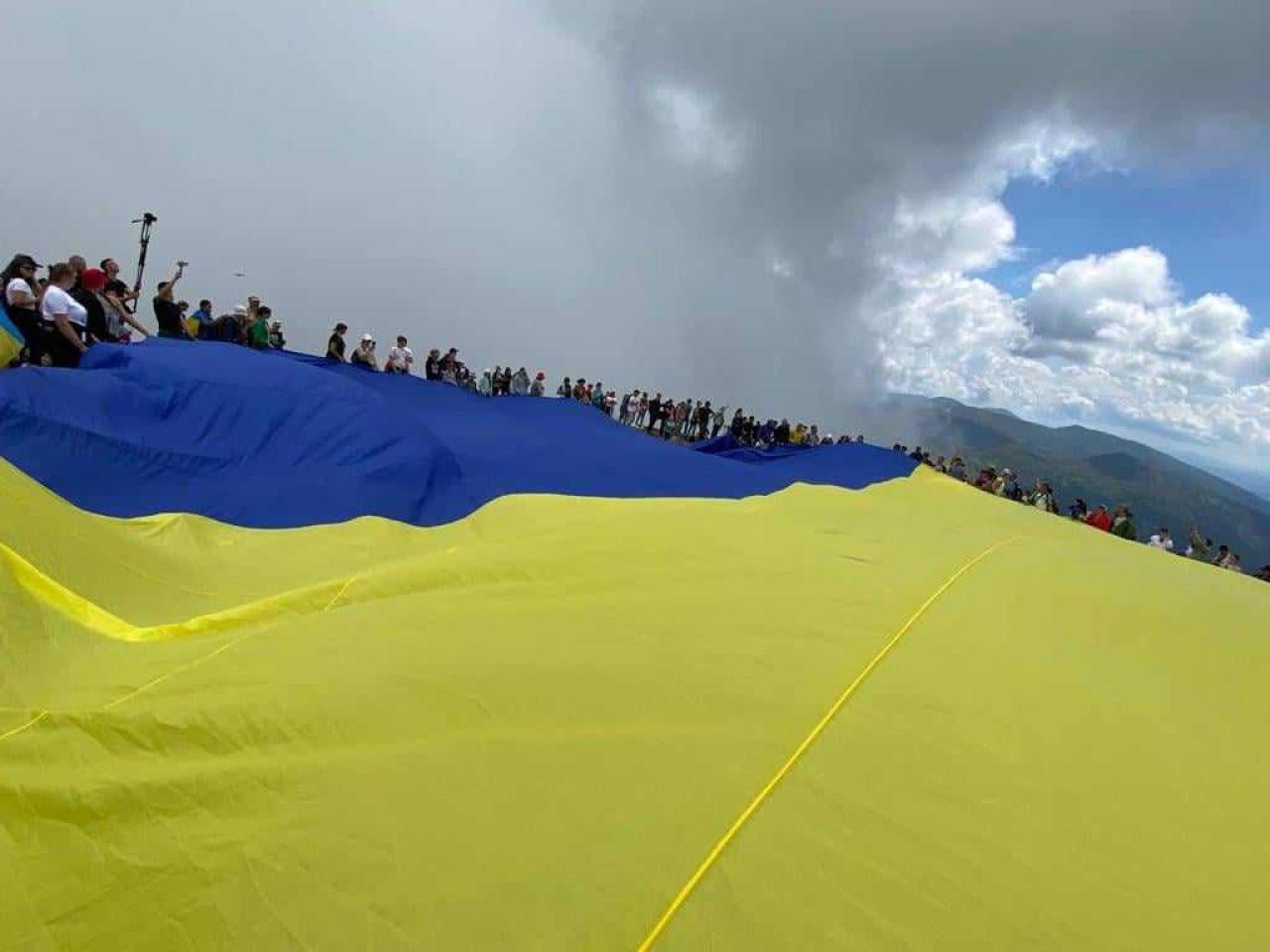 На Говерлі команда з Хмельниччини підняла рекордний прапор України