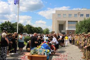 Боронив країну ще з часів АТО: у Нетішині прощались з нацгвардійцем Сергієм Забарою