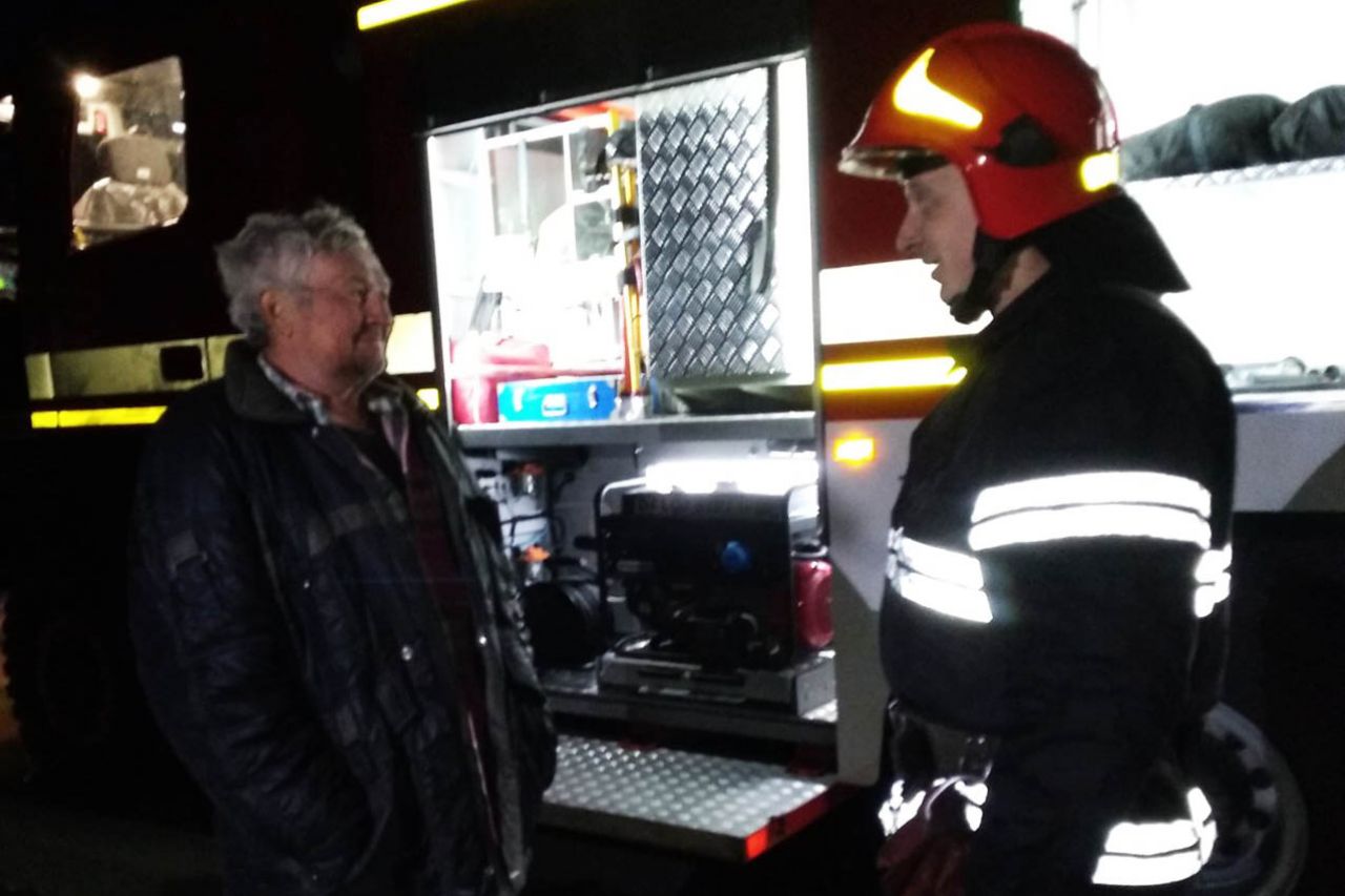 Шепетівські пожежники врятували 67-річного чоловіка з палаючого будинку