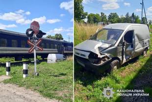 На Шепетівщині мікроавтобус зіткнувся з дизельним потягом