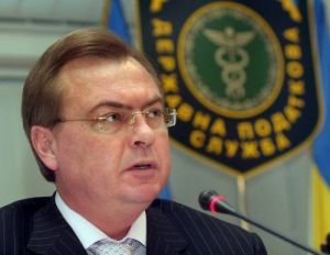 Сергій Буряк роздає в окрузі виборцям по 500 грн