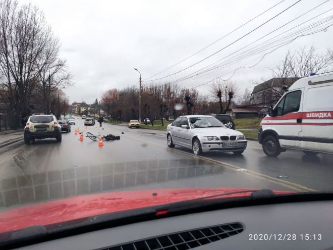 На Старокостянтинівському шосе автомобіль збив велосипедиста