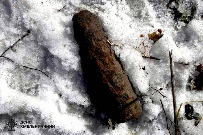 Під час проведення земляних робіт у Шепетівці виявили артилерійський снаряд