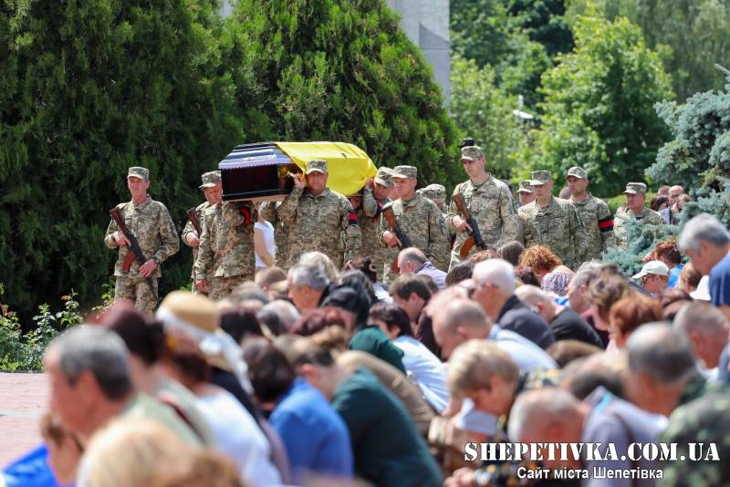 «Навіки в строю»: Нетішинська громада попрощалася із захисником Олегом Огневюком