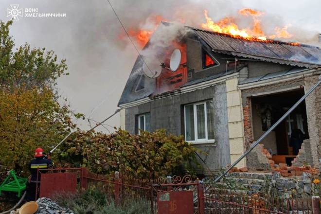 У Шепетівці та Полонному горіли житлові будинки: причина ймовірно спільна