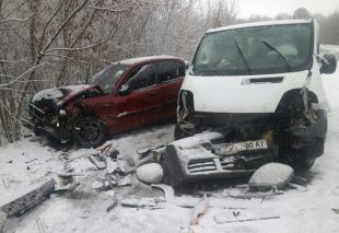 Зіткнулося дві автівки: один із водіїв та пасажири травмовані