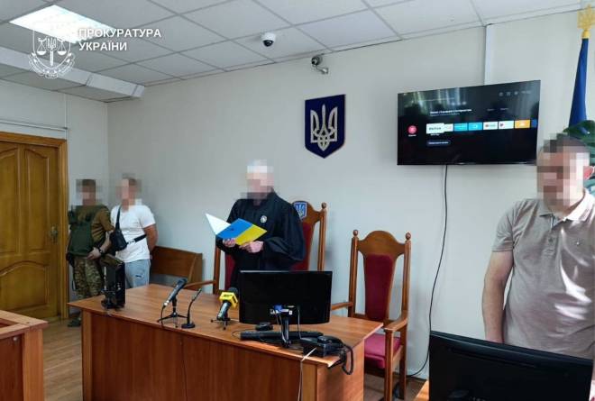 Директора мовного центру засудили за дитячу порнографію: триває розслідування розбещення учениць