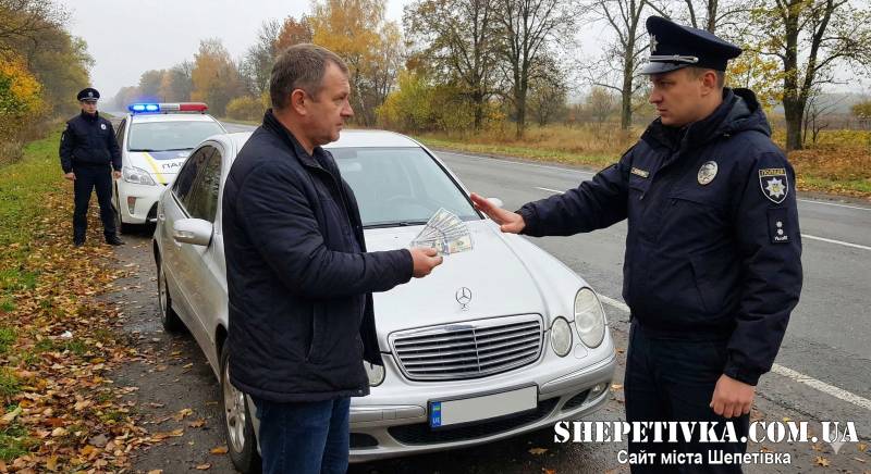 На Шепетівщині судитимуть водія за спробу підкупу поліцейських за 1000 доларів