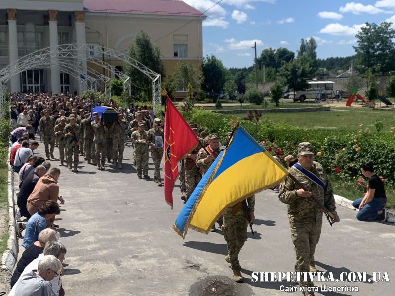 Майже рік воїна вважали безвісти зниклим: у Славуті прощались із Чепелюком Ігорем