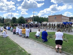 Майже рік воїна вважали безвісти зниклим: у Славуті провели у засвіти Савчука Артура