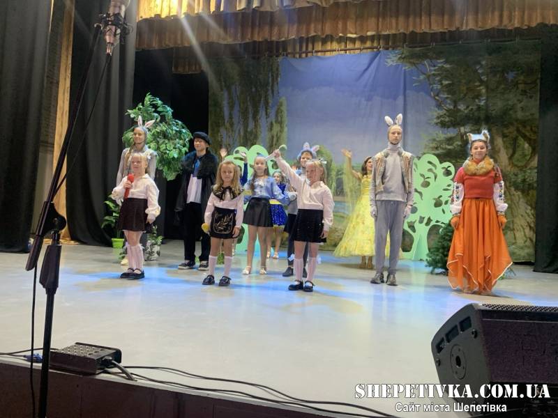 «Пригоди зайчика-школярика»: у Шепетівці для першокласників влаштували святково-пізнавальне дійство