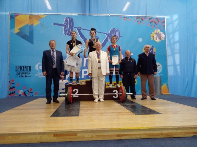 Юна шепетівчанка виборола бронзову нагороду на Чемпіонаті України з важкої атлетики