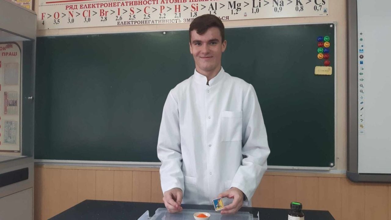 "І пропалені штани, і горів шкільний стіл": як Владислав Омелянчук йшов до міжнародної олімпіади з хімії