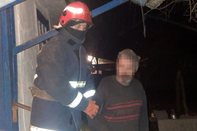 У Пліщині надзвичайники врятували 55-річного чоловіка з пожежі