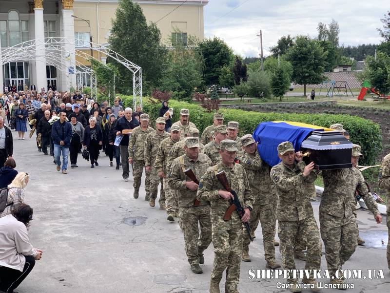 У Славуті віддали останню шану мужньому воїну Руслану Денисюку