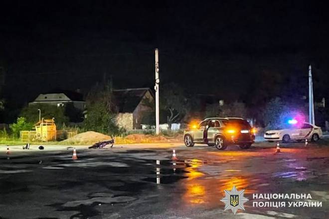 Зіткнення «Mercedes-Benz» та мотоцикла: у Полонному в ДТП травмувався 17-річний юнак