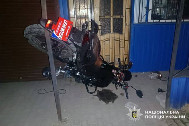 На Шепетівщині неповнолітній мотоцикліст влетів у поріг магазину