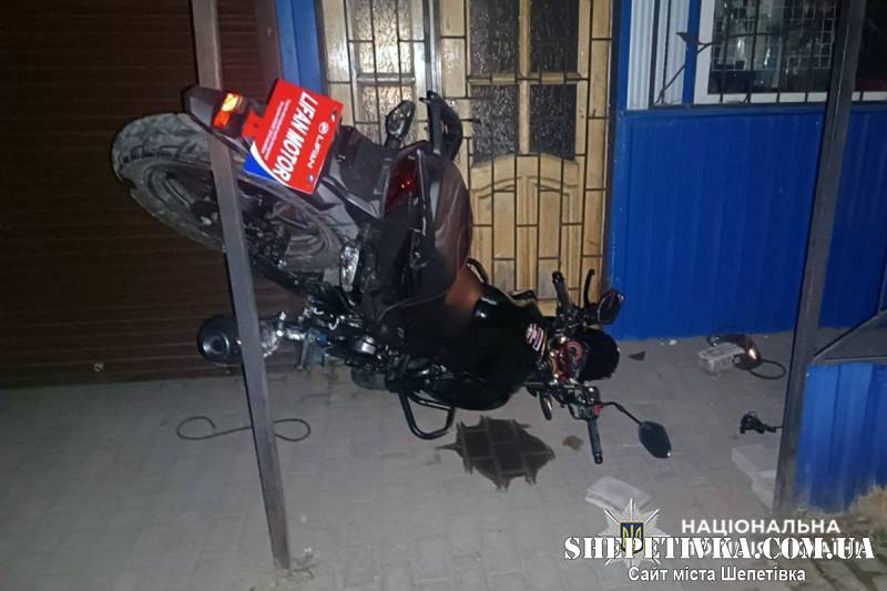 На Шепетівщині неповнолітній мотоцикліст влетів у поріг магазину