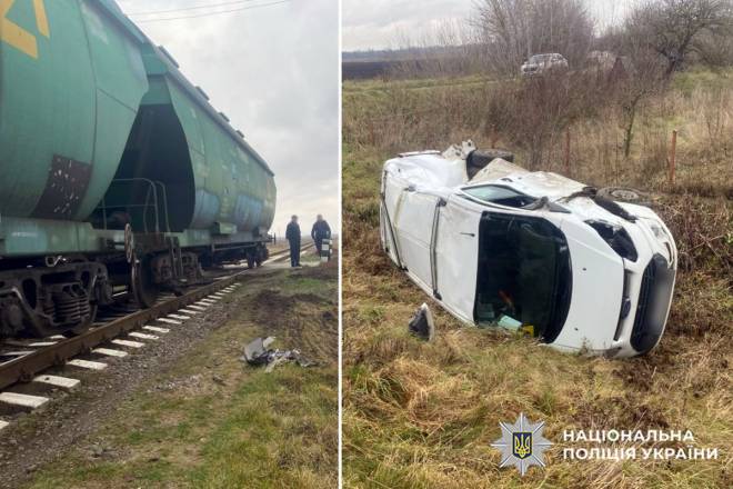 Дивом ніхто не травмувався: мікроавтобус зіткнувся з локомотивом