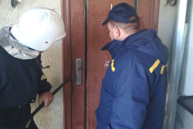 Рятувальники відчиняли двері за якими допомоги потребувала літня жінка