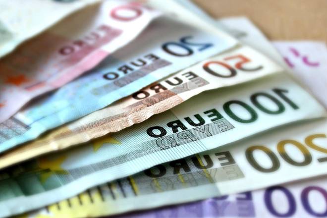 Курс валют наприкінці липня: чи варто чекати долар по 45 гривень і чому експерти не радять продавати євро