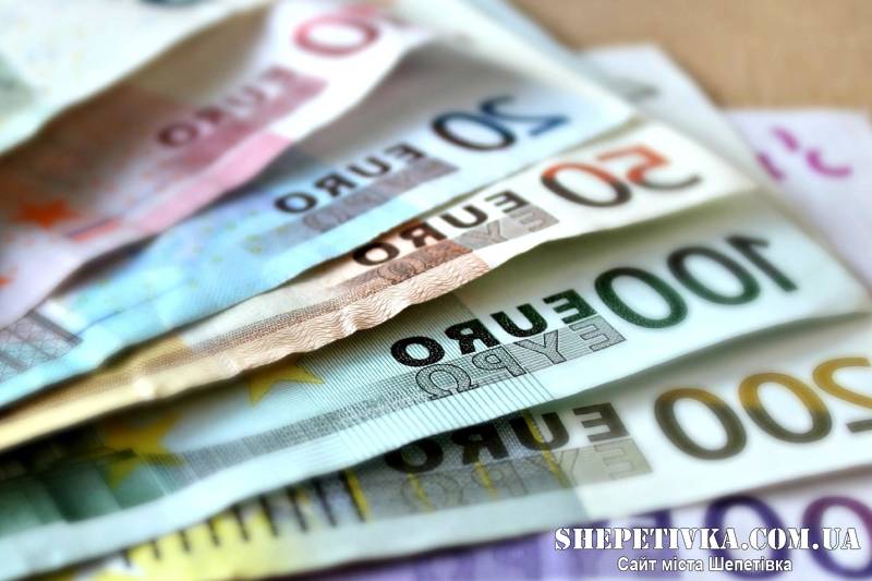 Курс валют наприкінці липня: чи варто чекати долар по 45 гривень і чому експерти не радять продавати євро