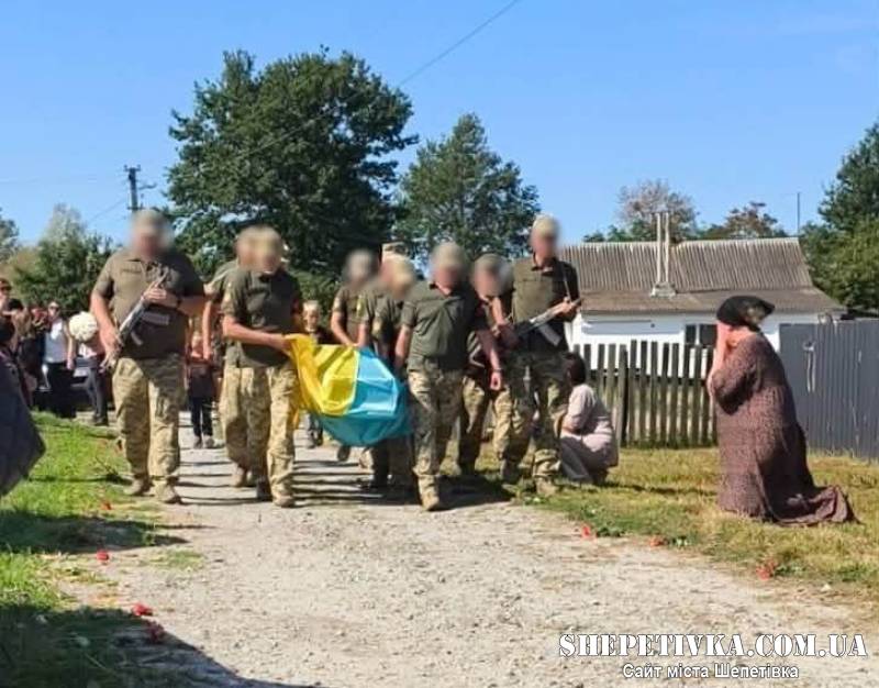 Полонська громада провела в останню путь військовослужбовця Миколу Безфамільного